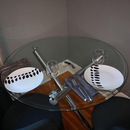 Room With King Bed In Shared 3 Bedroom Downtown Montreal Exterior photo